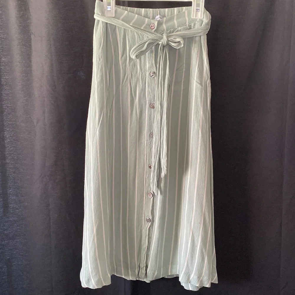 Matching crop top with skirt outfit - Picture 3 of 8
